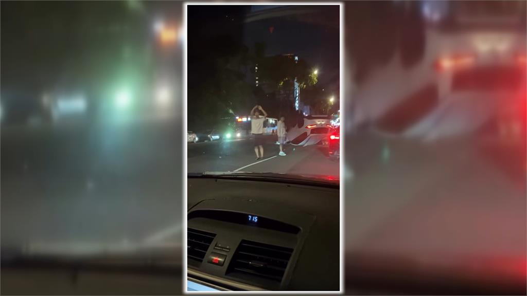 連假翻車!龜山小客車擦撞路邊2車後翻覆