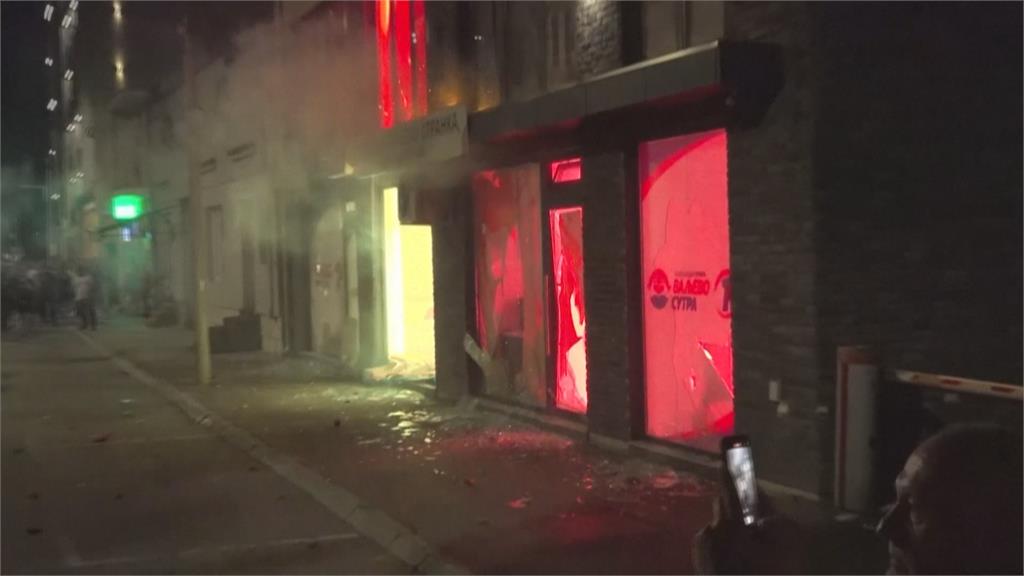 塞爾維亞示威爆警民衝突　數十人傷　數百人遭拘留