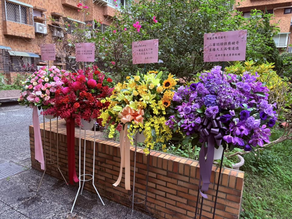 朱學恒強吻鍾沛君「求調解破局」 四叉貓2度送花「放這」網笑:夠狠