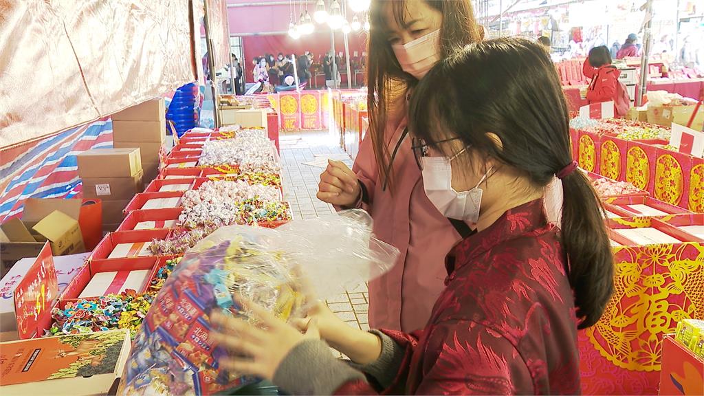 年貨大街湧人潮 開店一小時就需補貨 工讀生忙翻