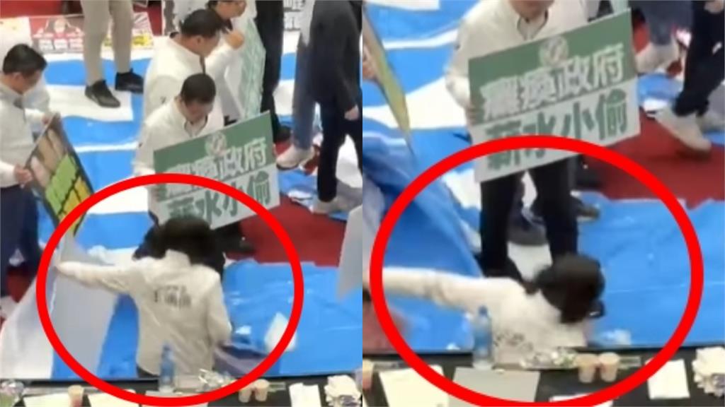 笑死!王鴻薇衝議場拆「罷」字布條 下秒慘摔「咚咚咚」畫面超尷尬