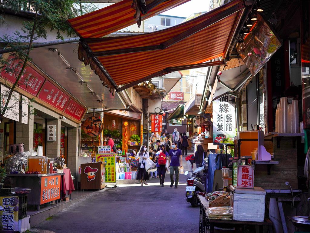 阿里山療癒慢旅，老宅鍋物、茶園與螢光夜景串聯山林風貌