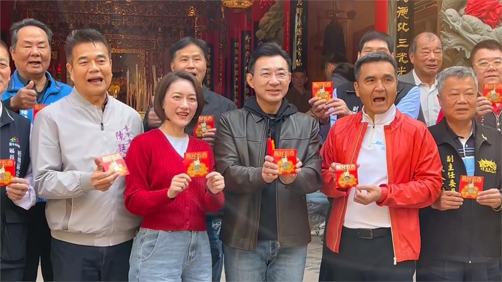 賴總統何欣純台中撞衫　「一欣一德」分送新年福袋