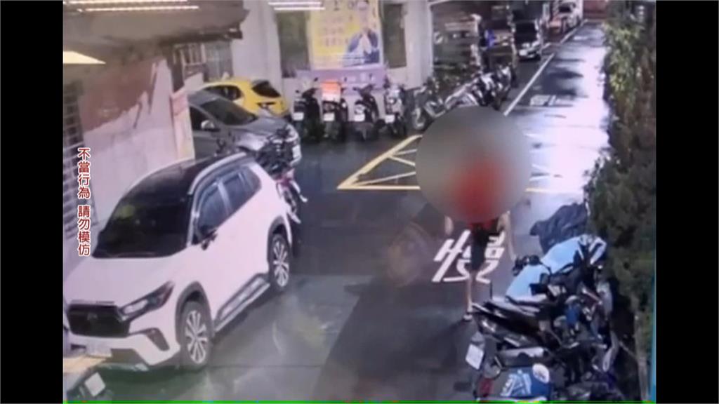 有夠盧！醉男大鬧遭扛上警車　掙扎如"泥鰍"險遭車門夾頭