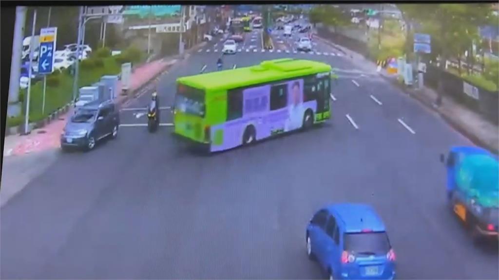疑車子故障! 客運突失控暴衝「騎上花圃」