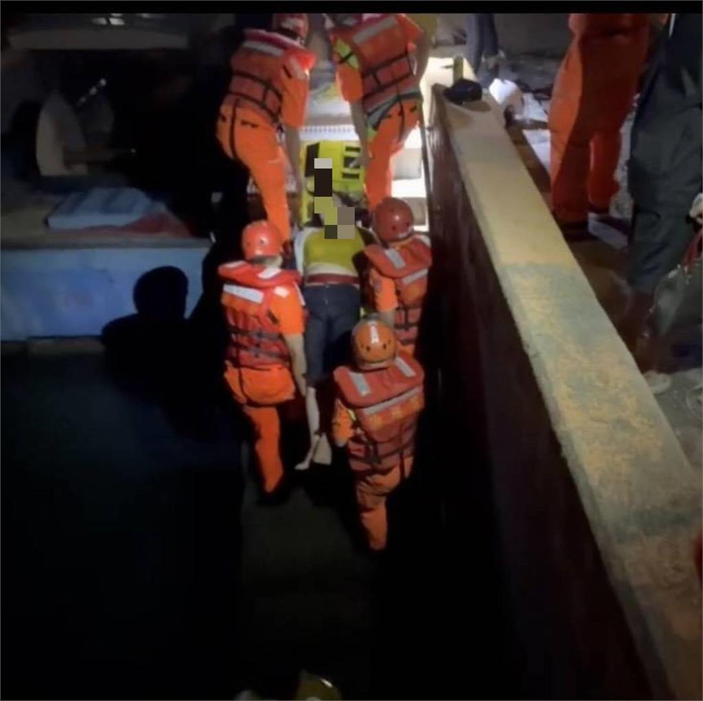 女子凌晨竹圍漁港落海「呈現1動作」！海巡神眼監控「1分鐘神速救人」