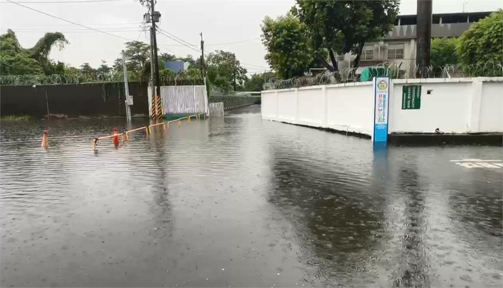 高屏地區雨彈狂炸　高捷紅線傳故障訊號尖峰時段大誤點