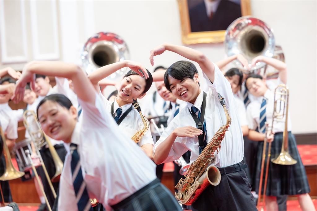 快新聞/接見沖繩西原高校行進樂隊 賴清德變「學生」親體驗打鼓樂趣