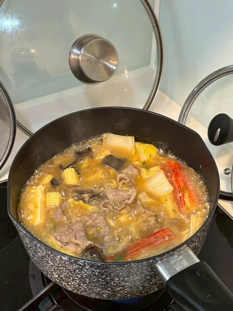 黃金酸辣湯底竄紅火鍋季　創意吃法掀開鍋新風潮