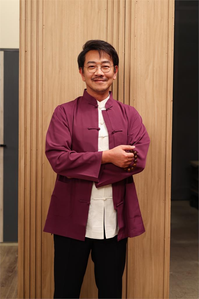 戲劇男神江俊翰回歸!接演民視《豆腐媽媽》挑戰「複雜議長」