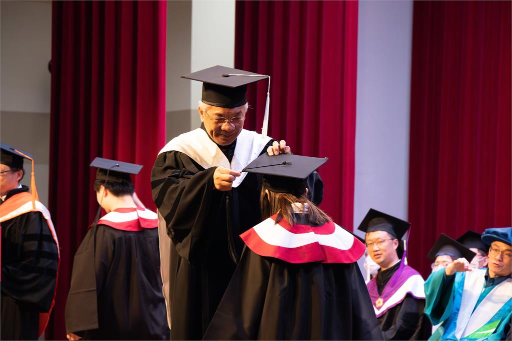 人生四格照打卡慶畢業! 世新大學5場次畢典週末溫馨登場