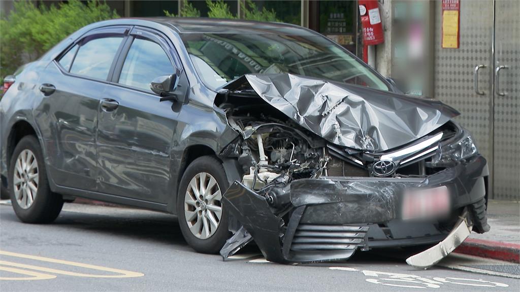 北市Uber暴衝連撞13車! 1男慘被壓車底...斷腿送醫