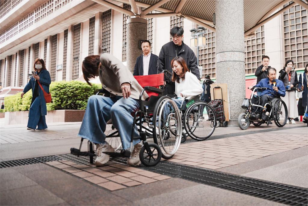 9身障團體控「北車無障礙動線不友善」立委點名交通部加強改善