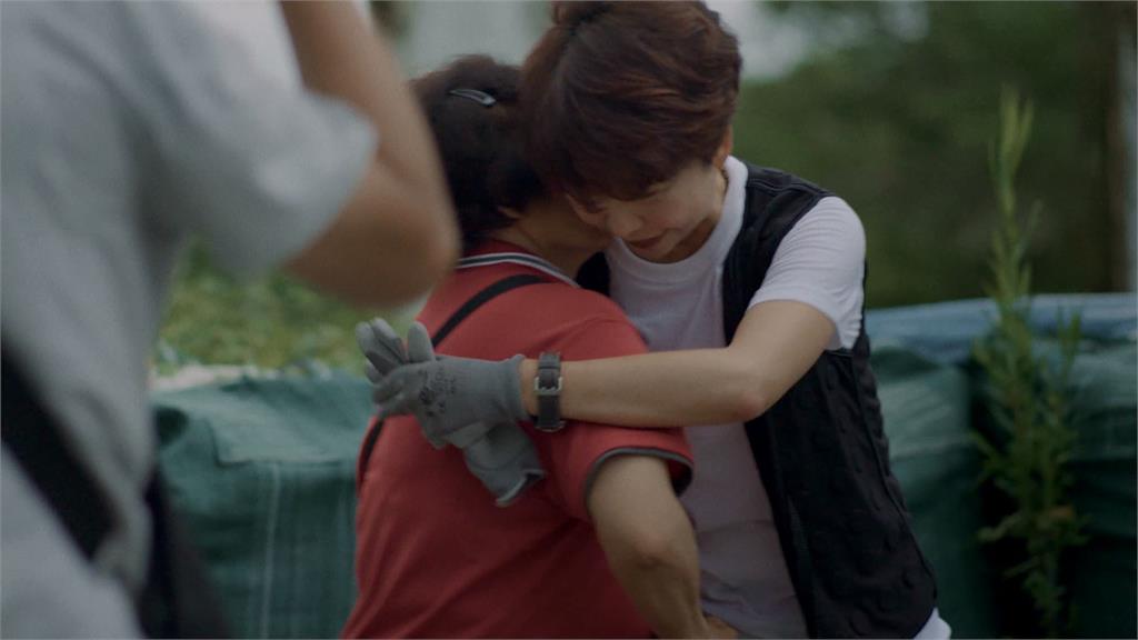 季麟連贈送! 謝龍介致詞"全程舉槍"被批觀感不佳