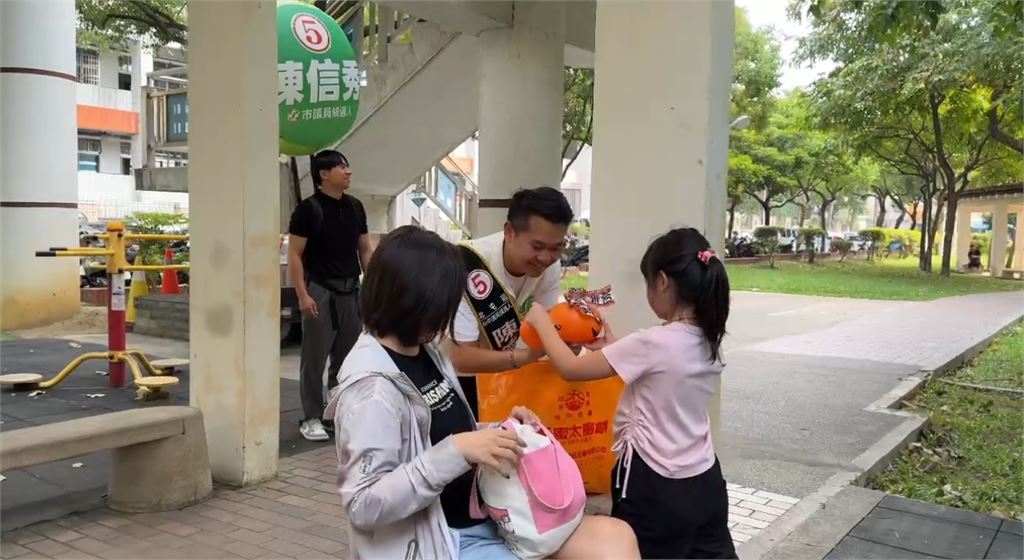 萬聖節拚選戰！　綠營議員陳雅惠化身魔法巫婆率團隊變裝拜票