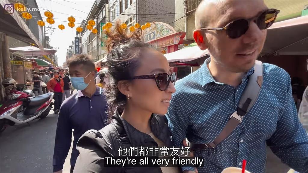 美國男逛傳統市場說中文　攤主熱情「投餵送零嘴」：這是禮物全免費