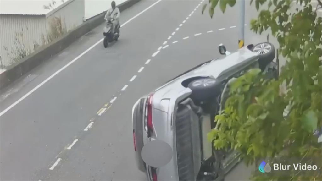 度估?　駕駛直直撞　偏離車道還翻車　酒測值為零