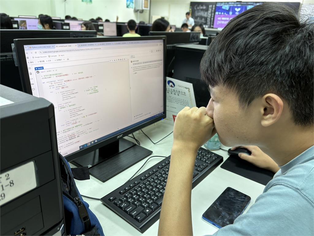 【淡江傳真】淡江大學攜手小港高中舉辦AI營 高一新生搶先體驗生成式AI魅力