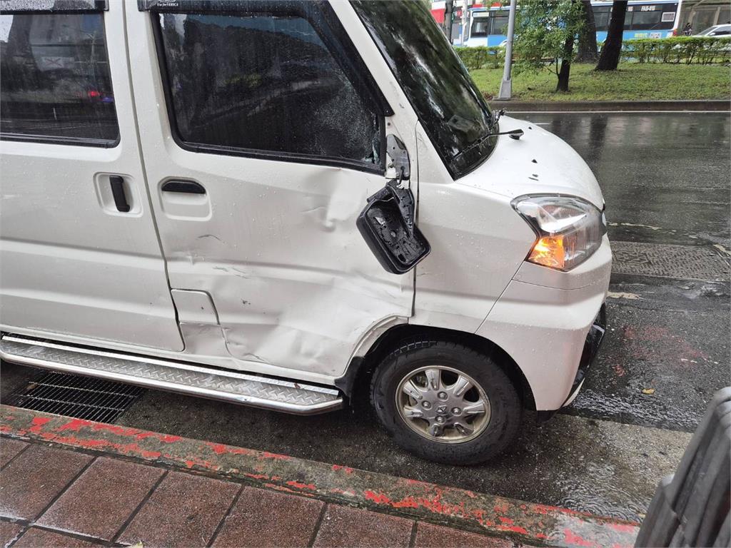 悚!駕駛不熟路況釀禍撞飛機車 漏油起火騎士腳底「火在燒」急逃生