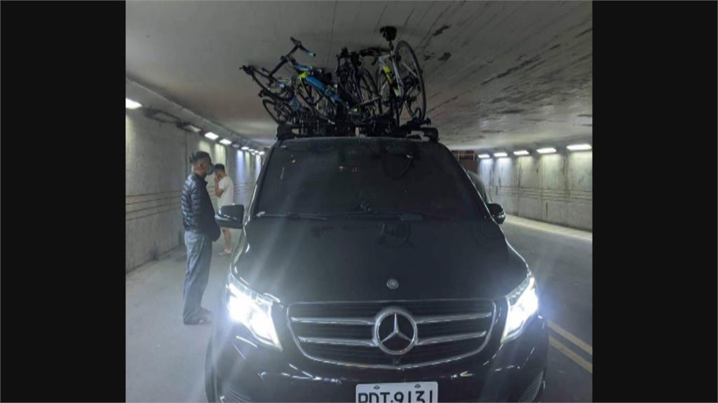 好慘!男駕廂型車掛8自行車 卡在涵洞全變形
