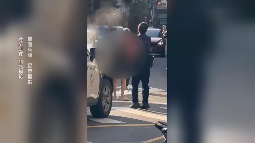 恐怖! 新北6旬婦"大街持雙刀揮砍" 警到場壓制送醫