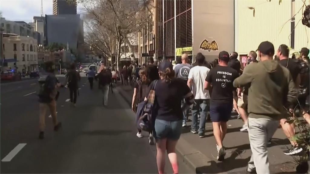 澳洲確診創新高 多城延長封鎖爆警民衝突