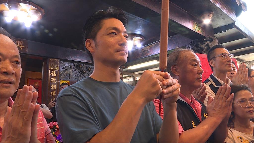 果菜市場拚人氣！主委親牽沈蘇入場　蔣萬安開車進場