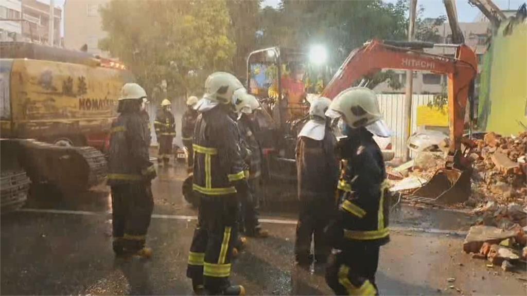 桃園消防隊員自行研發新雨衣 加強防水反光