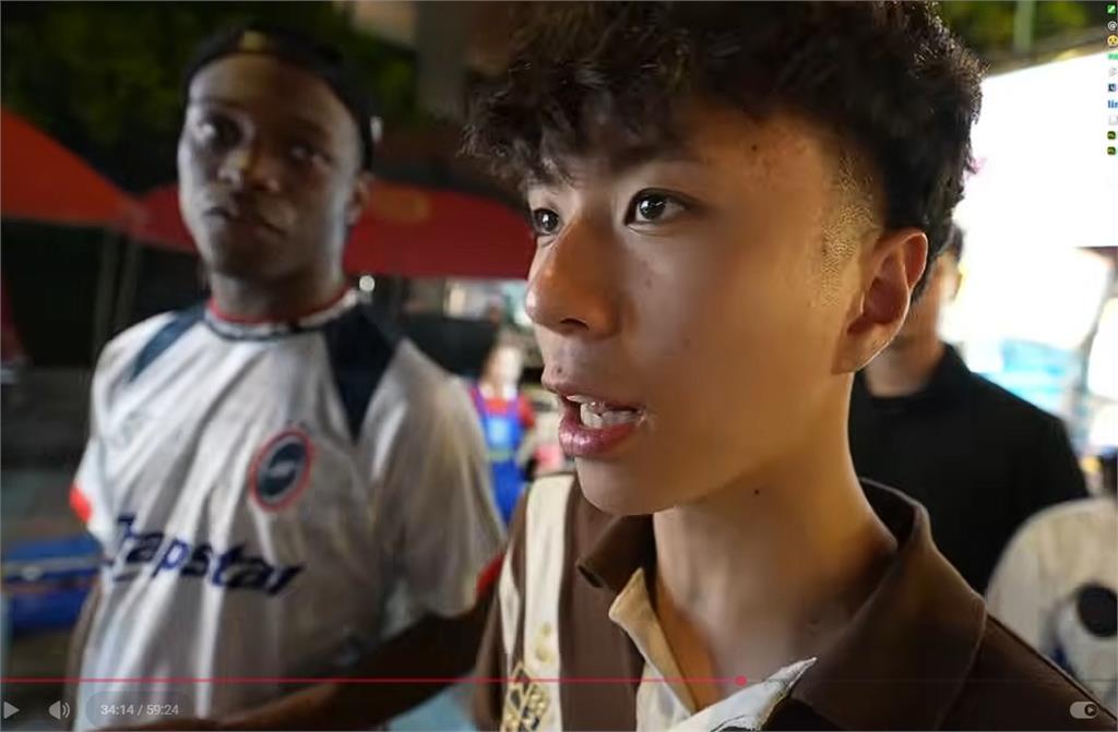 逛夜市遭嗆「假中國人」！Ray當場「爆1句」挑釁者被嚇跑　網看驚：台灣最強高中生