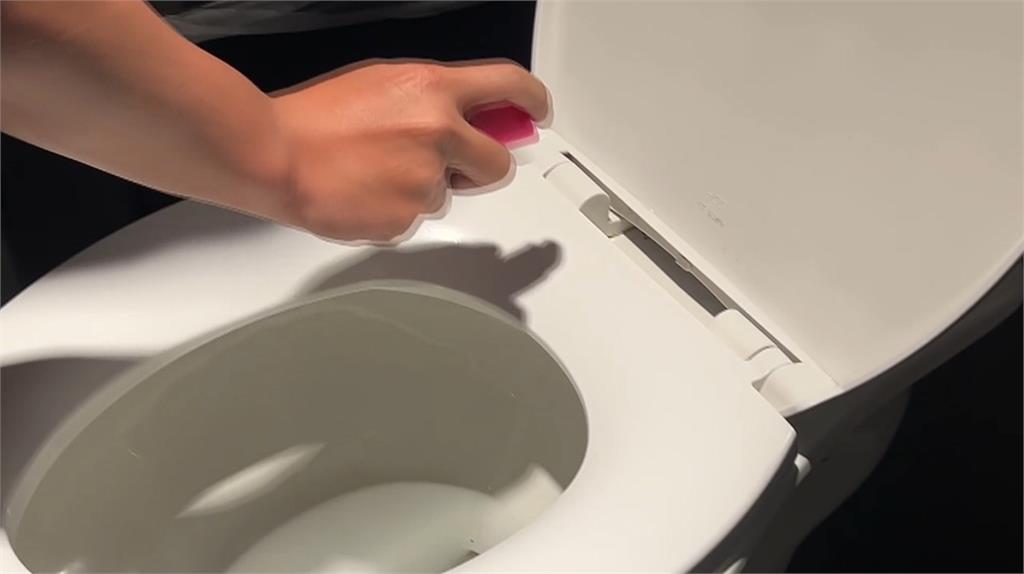 馬桶汙垢用盡各清潔劑仍刷不掉 專家教撒「這物」1小時見效!