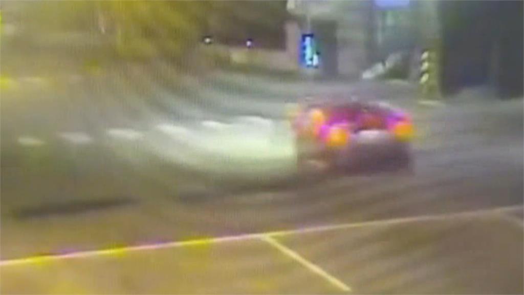 30公尺煞車痕跡! 轎車撞破圍牆衝進果園拋飛亡