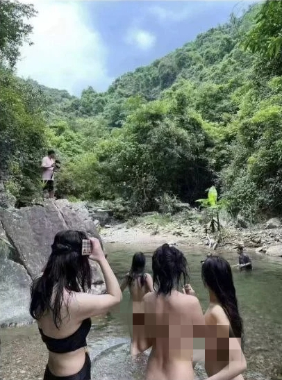 3男4女穿比基尼登山！溪邊戲水「bra整件消失」畫面震撼網：不怕蟲咬嗎