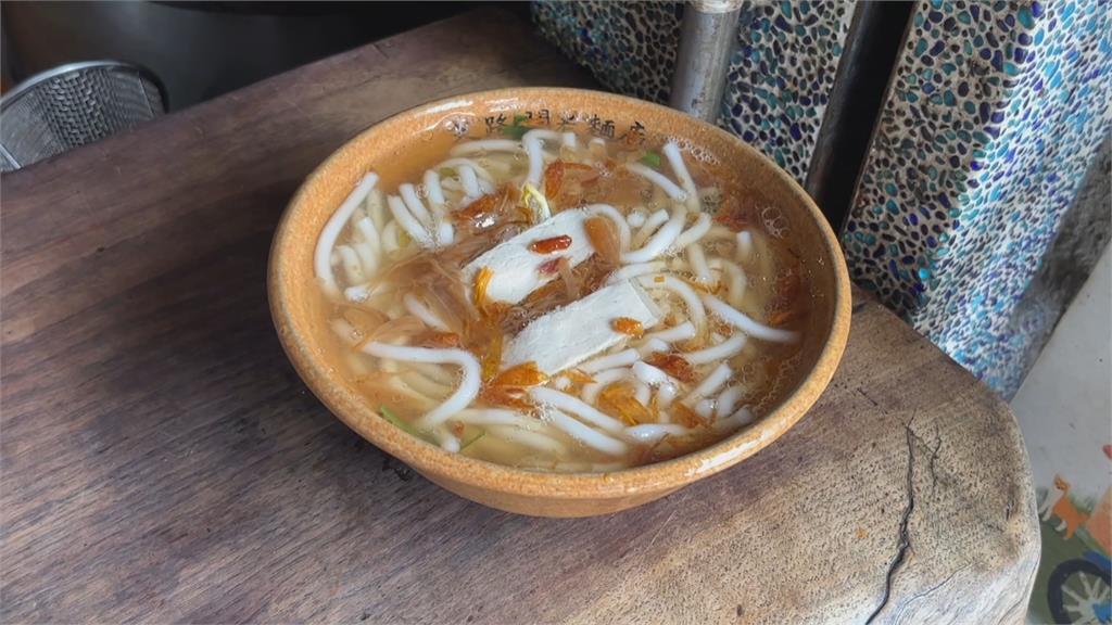 盼留住古早味! 屏東60年麵店堅持爐灶燒柴煮麵