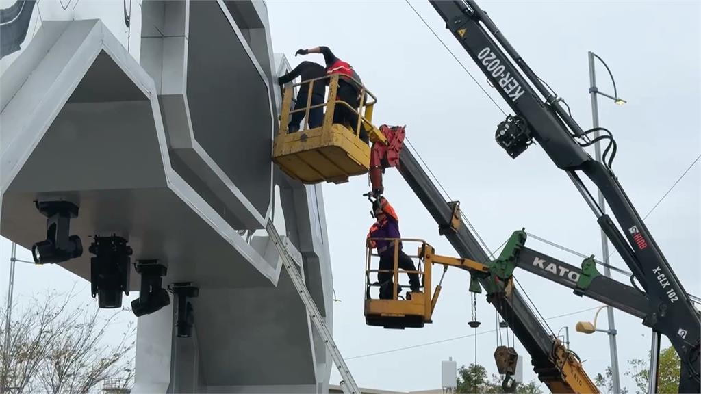 嘉義台灣燈會傳工安意外！　工人高空作業「手被夾」痛苦哀號