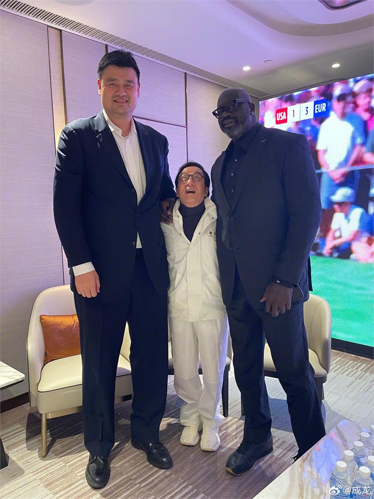 成龍被NBA雙柱夾殺秒變「小鳥依人」!同框姚明、歐尼爾「仰頭崩潰模樣」曝光