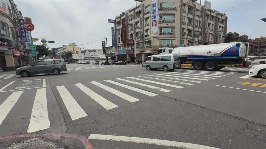 車多左轉過不去！高雄駕駛當街持刀揮舞　苦主逃命狂飆警局