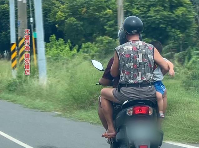 這樣太危險！父母騎車載孩三貼　小朋友還沒戴帽被抱側坐大腿