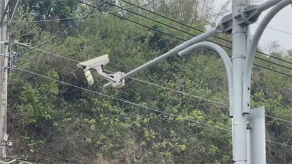 無視往來車流！　騎士路中繞圈燒胎引網友撻伐