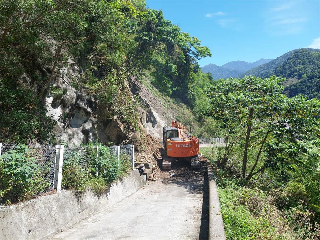 暴雨!高雄桃源、六龜山區坍方 15遊客受困相關單位緊急搶通