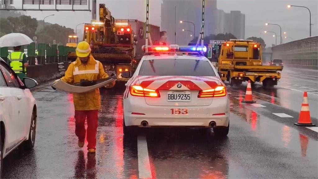 死亡車禍! 小貨車疑打滑撞護欄 駕駛下車查看遭撞飛身亡