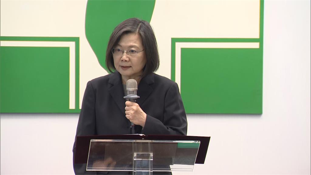 志工縫製烏克蘭國旗義賣 酒商義賣烏克蘭原酒