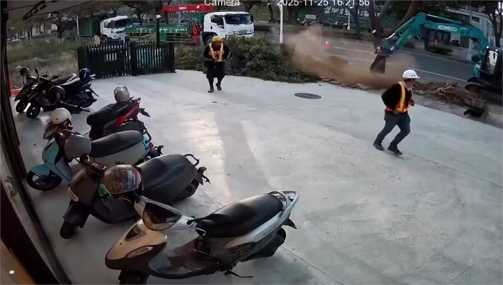 台中北屯疑施工不慎「挖破瓦斯管線」　地底竄大量濃煙！工人四散逃命