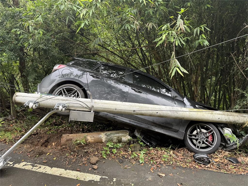快新聞／離奇！五股轎車撞機車　騎士「腳掌斷車上」驚悚畫面曝光