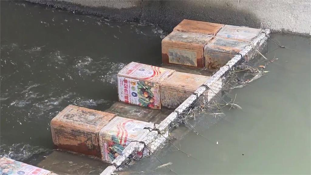 彰化排水溝驚見沙拉油桶攔水壩　居民憂大雨釀水患