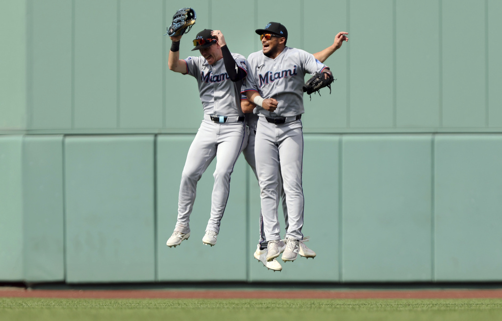 MLB(影)/煮熟的鴨子飛了! 外野手差點美技接殺卻意外成全壘打超自責
