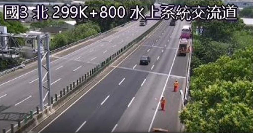 快新聞／國3嘉義段紅色轎車撞遊覽車！車飛落平面道路　白車也慘被波及