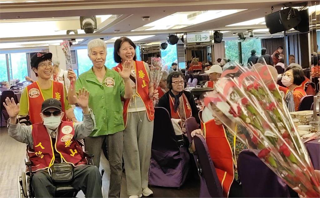 母親節感恩餐會 華山攙扶百歲人瑞登台走秀