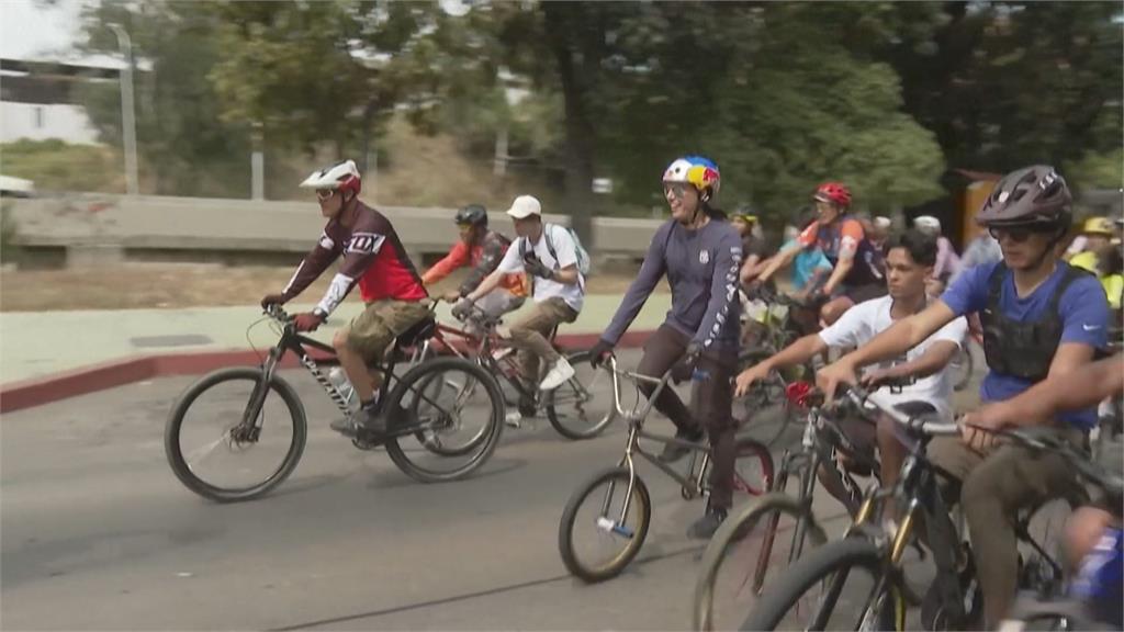 委內瑞拉BMX好手領軍　率百人單車逛大街
