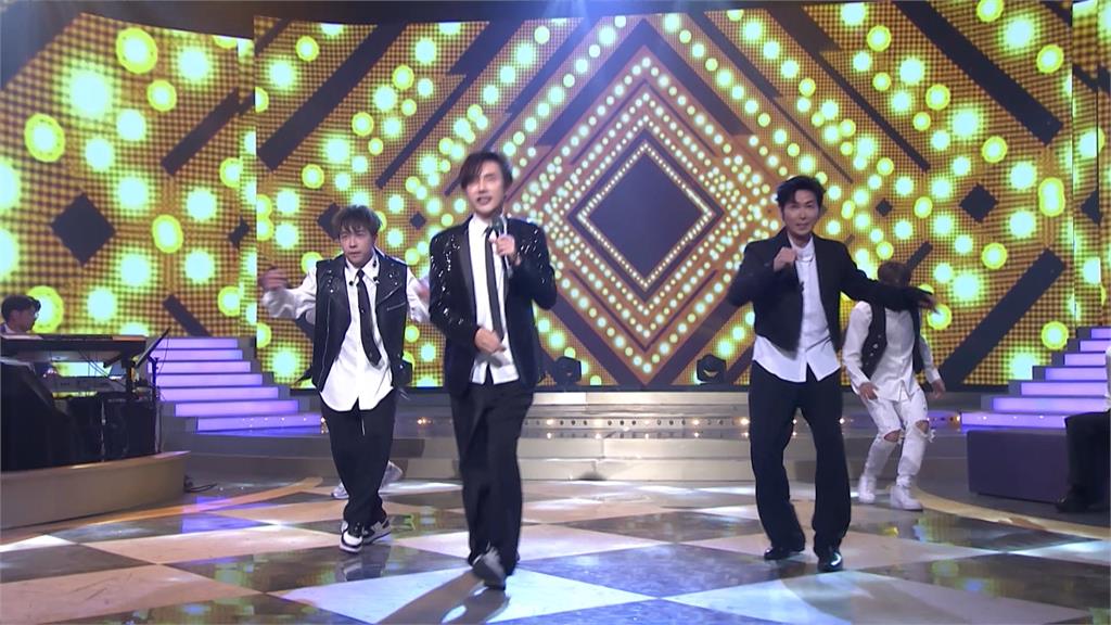 原地嚇到！王彩樺對包偉銘做1事　老婆劉依純秒衝上台