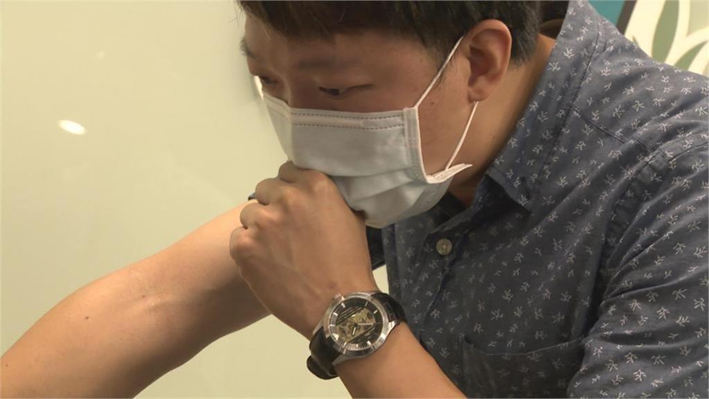 男喉嚨卡3天「不是感冒」咳出活體！女友「PO特寫照急問」全場超抖